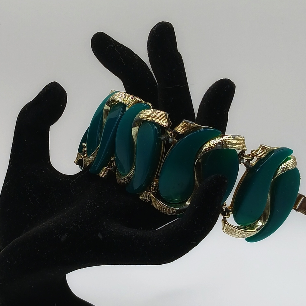 Elegant Gold and Green Bracelet